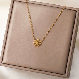 Golden small flower necklace